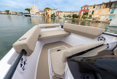 22 T Top Gallery 0001 Axopar X Jobe Revolve DSC 7476