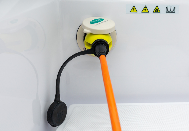 Shore power 230v with 20Ah charger R7A4666