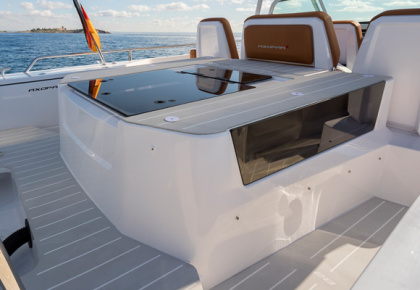 feat Daycruiser af cabin R7A9980